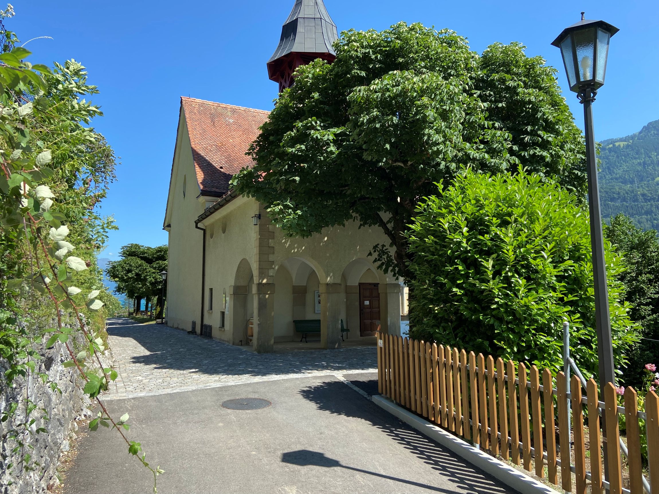 Weesen Vorplatz Zwinglikirche Büelstrasse Juni 25 Klein